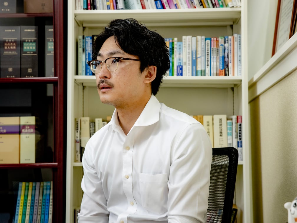 白いシャツを着用した男性