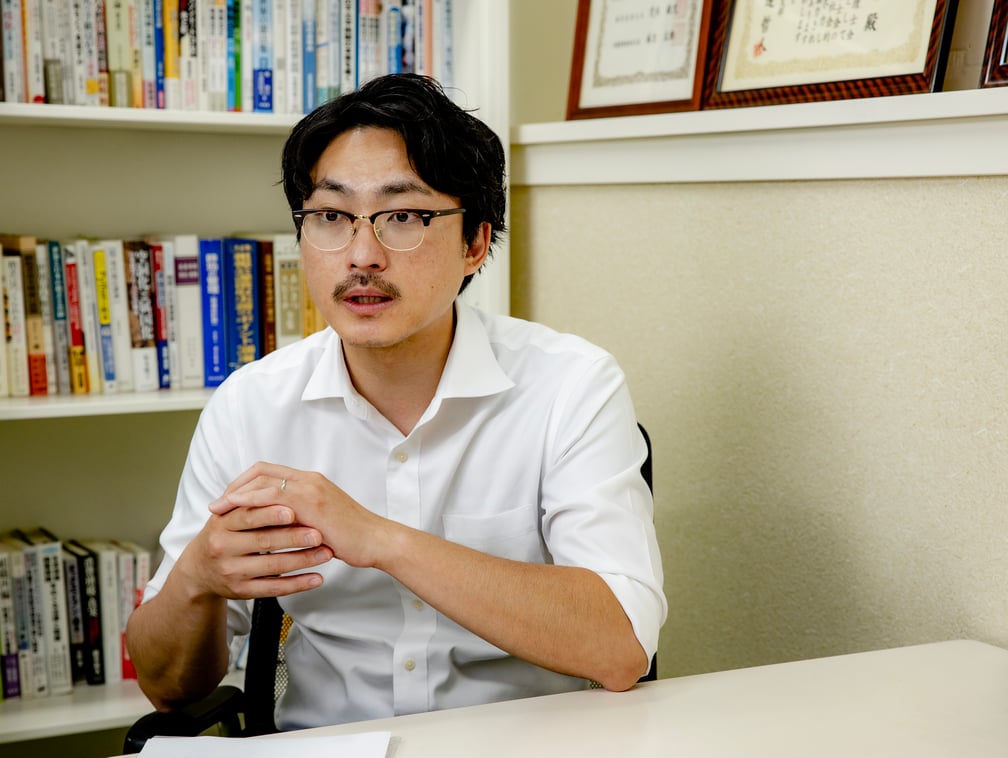 白いシャツを着ている男性