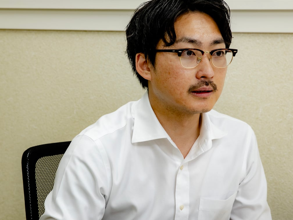 白いシャツを着用した男性