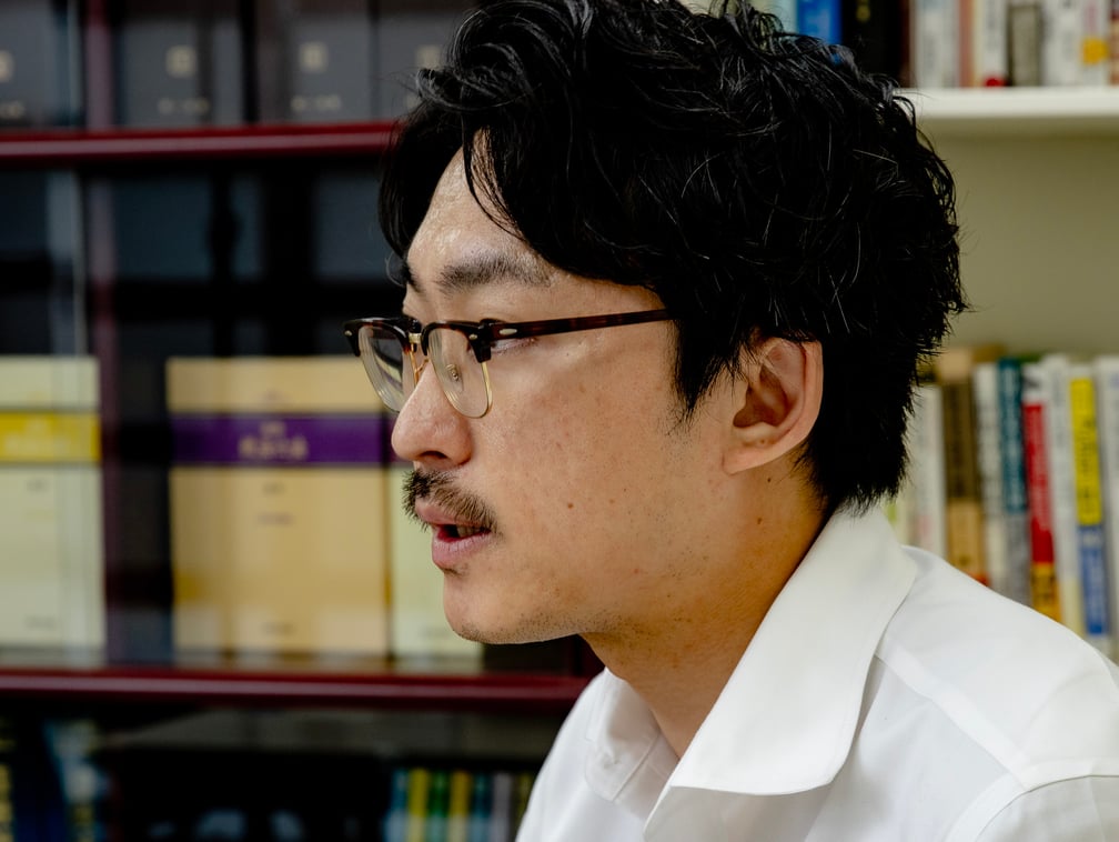 メガネをかけた黒髪の男性