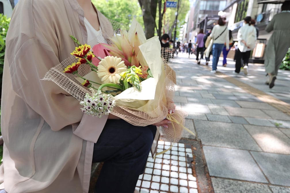 花を持つ女性
