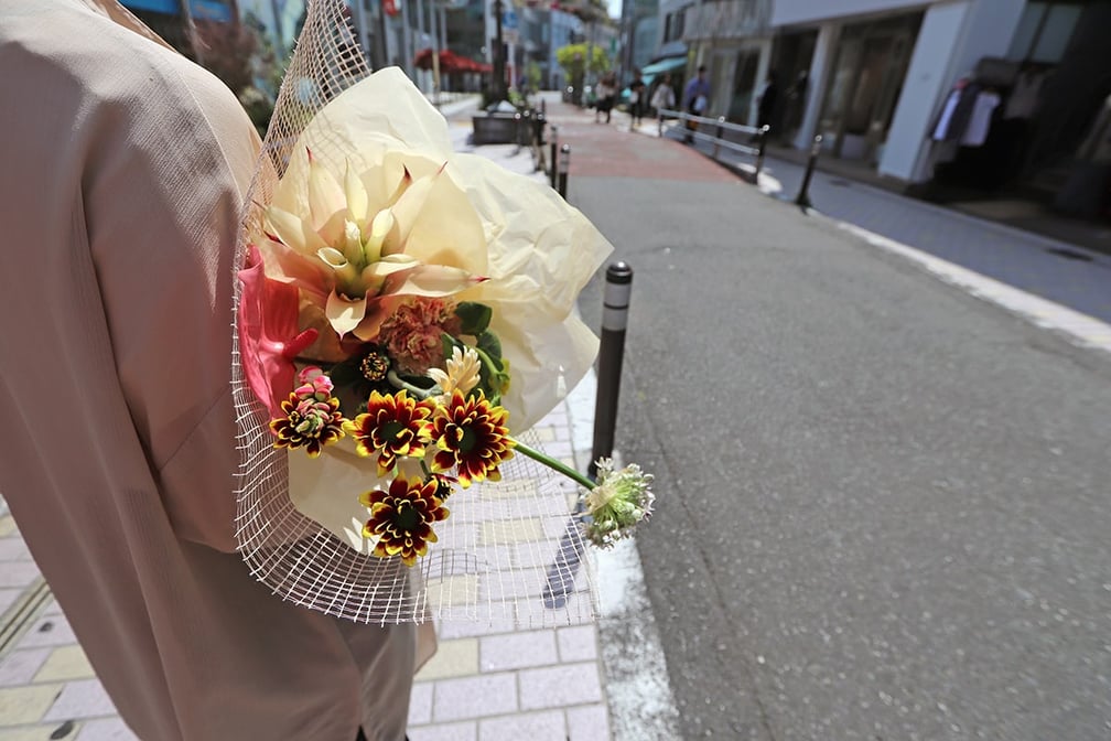 花を持つ女性