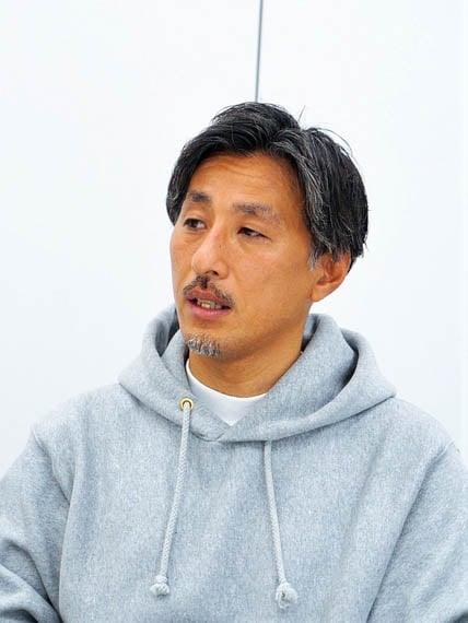 「パーリーゲイツ」のゴルフ研修を監修する角さん