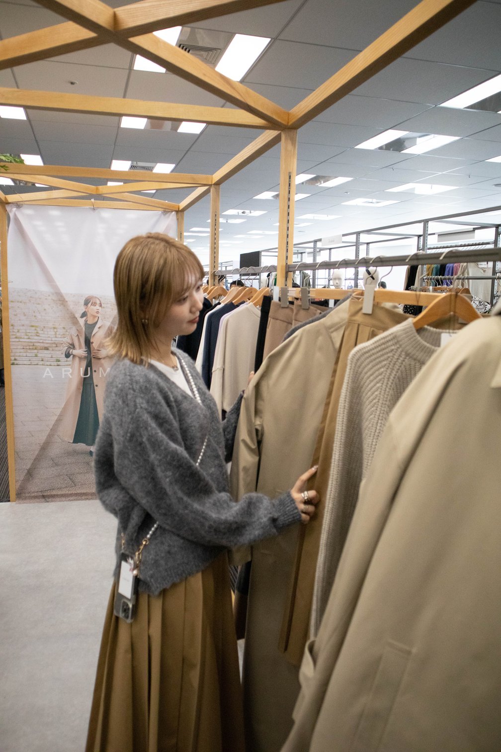 アルムディーのアイテムを説明する江野沢愛美