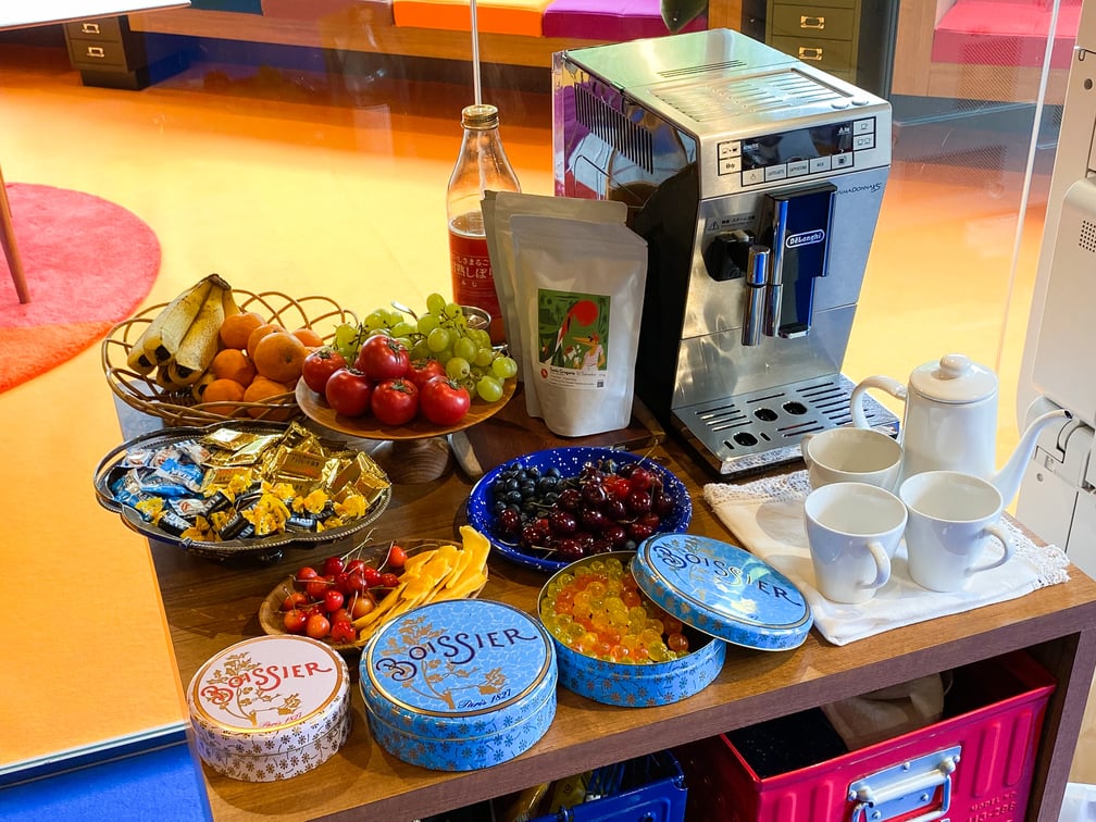 コーヒーマシンやお菓子、フルーツなど