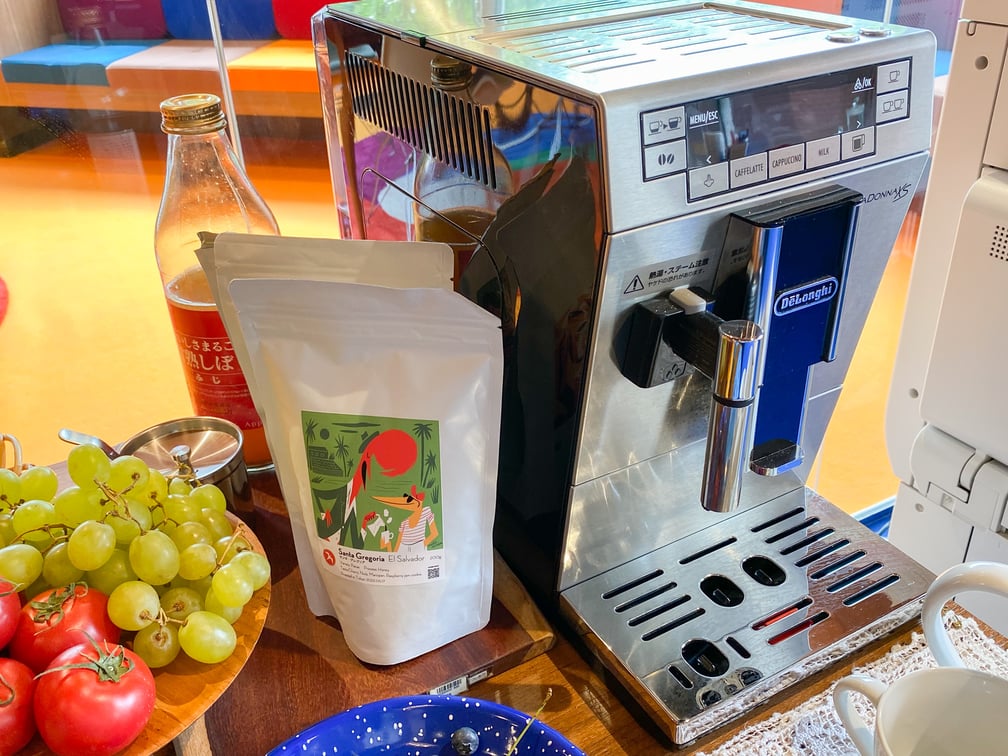 コーヒーマシンとコーヒー豆の袋