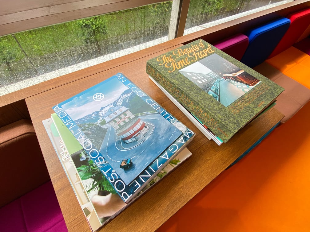 2つの書籍の山