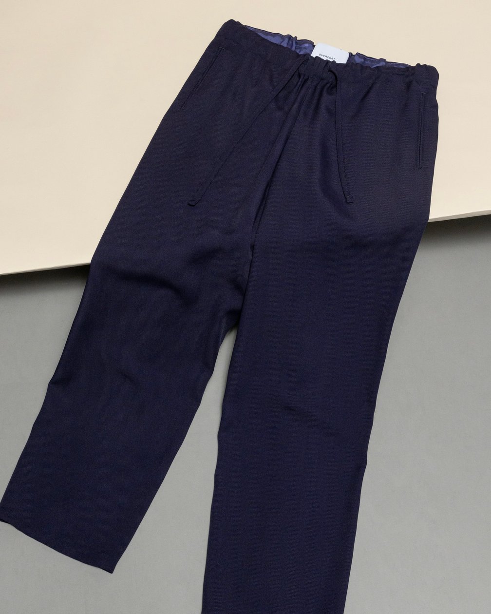 オーバーコートのネイビーのパンツ