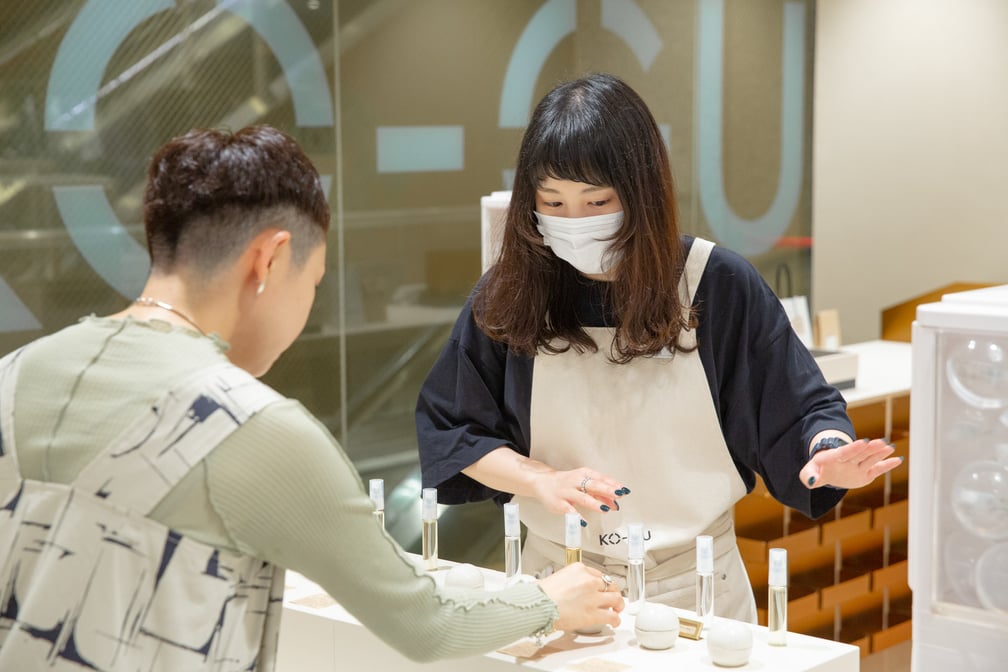 KO-GUで接客を受ける様子