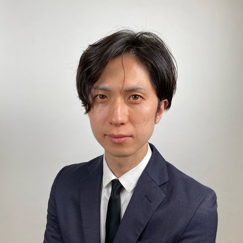 黒いスーツを着た男性の写真