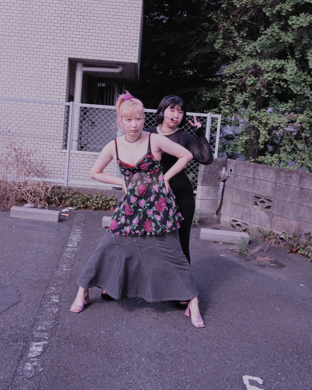 キャミソールの女性と黒の洋服を着用した女性