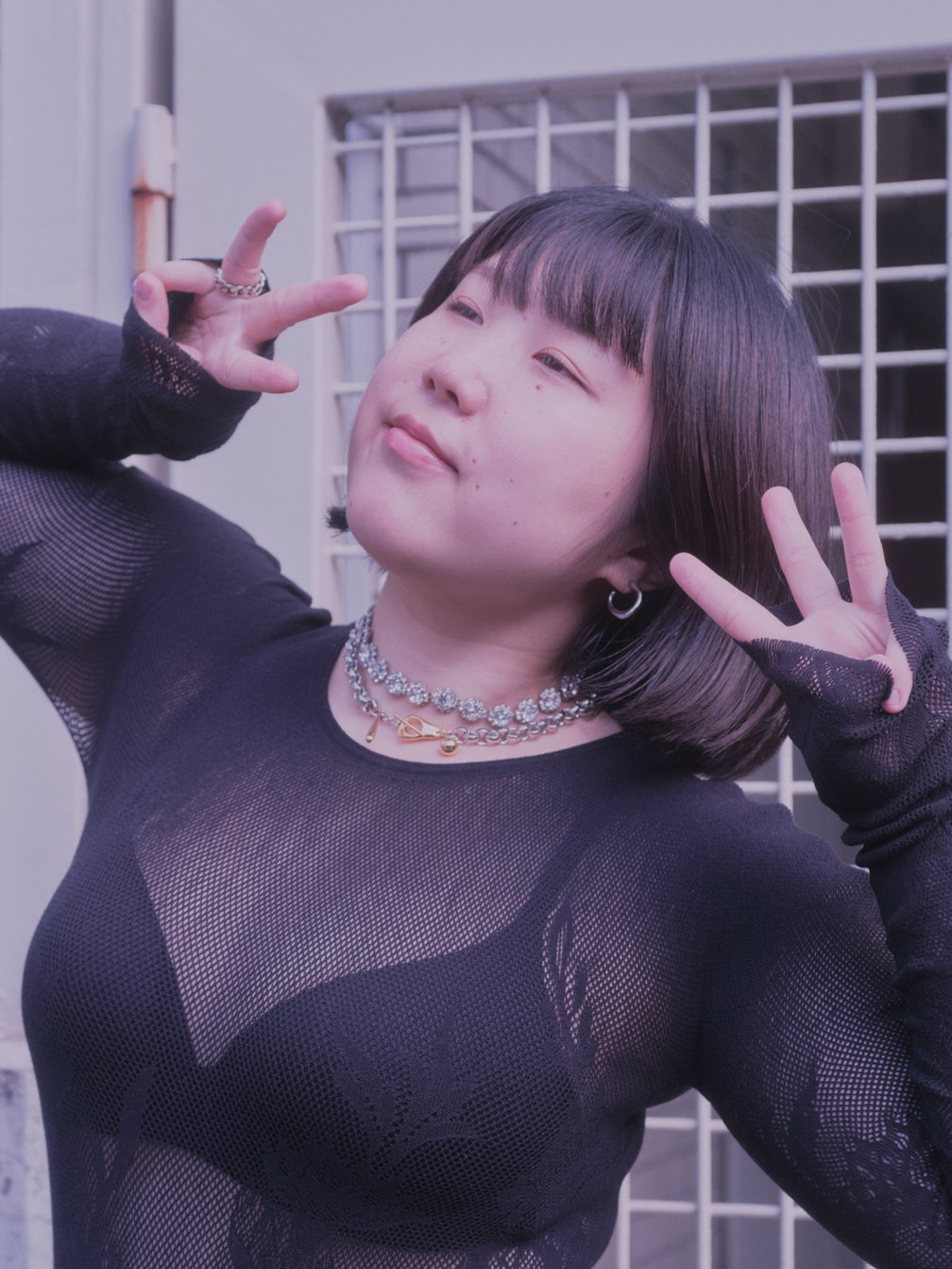 シースルーのトップスを着用した女性