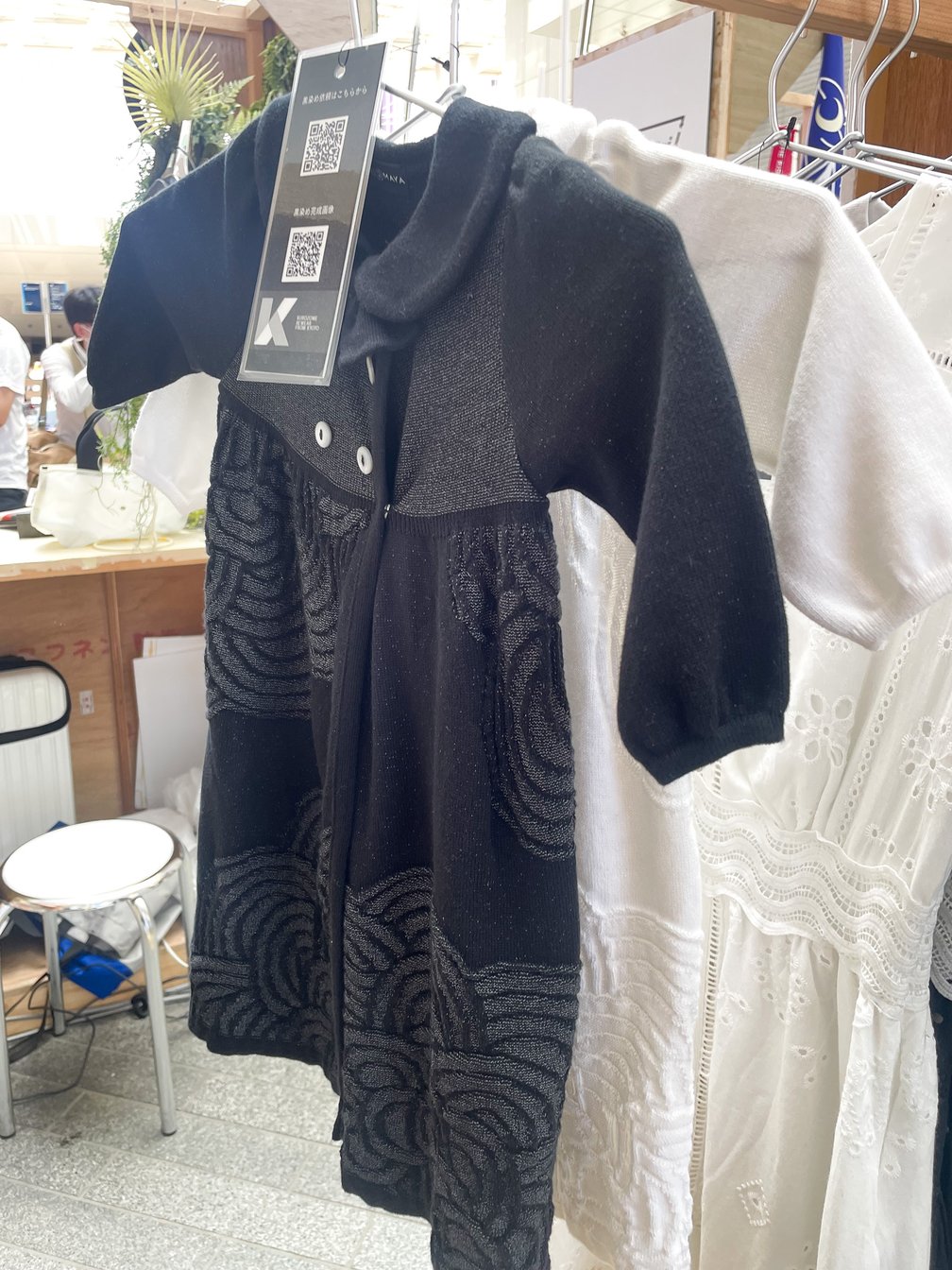 ラックにかかったキッズ服白黒の2着