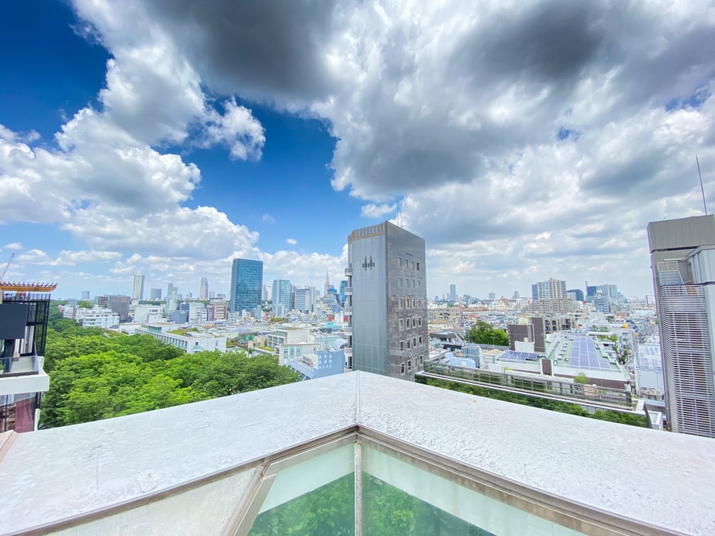 テラスから一望できる表参道の街