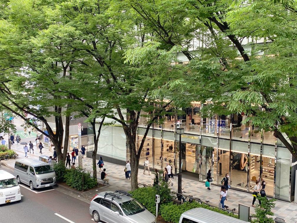 表参道沿いに位置するサンローランの店舗