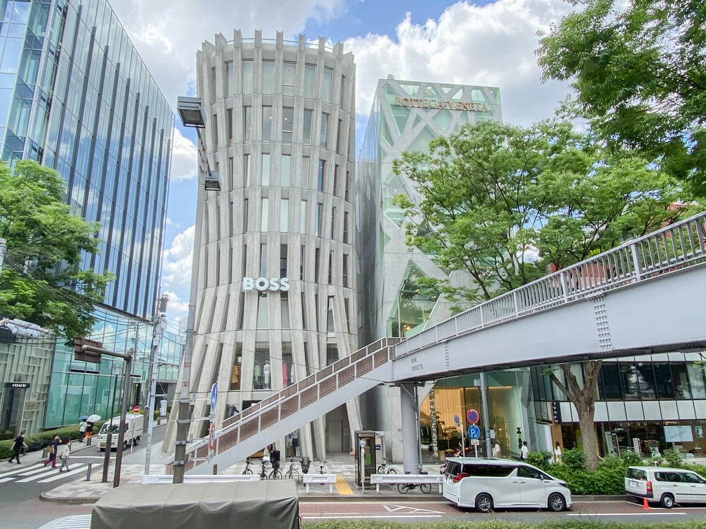 BOSS店舗に隣接するボッテガ・ヴェネタの店舗