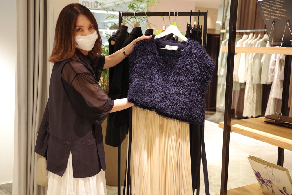 服を選ぶ黒の服を着た女性