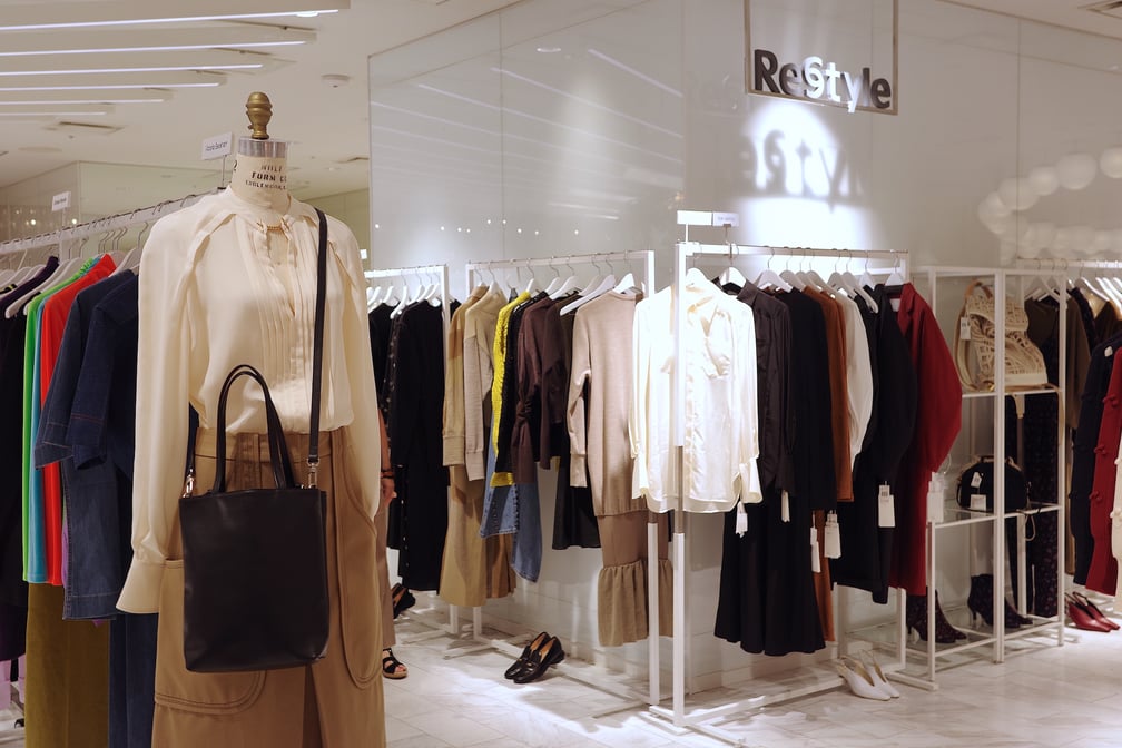 服が並ぶ百貨店内