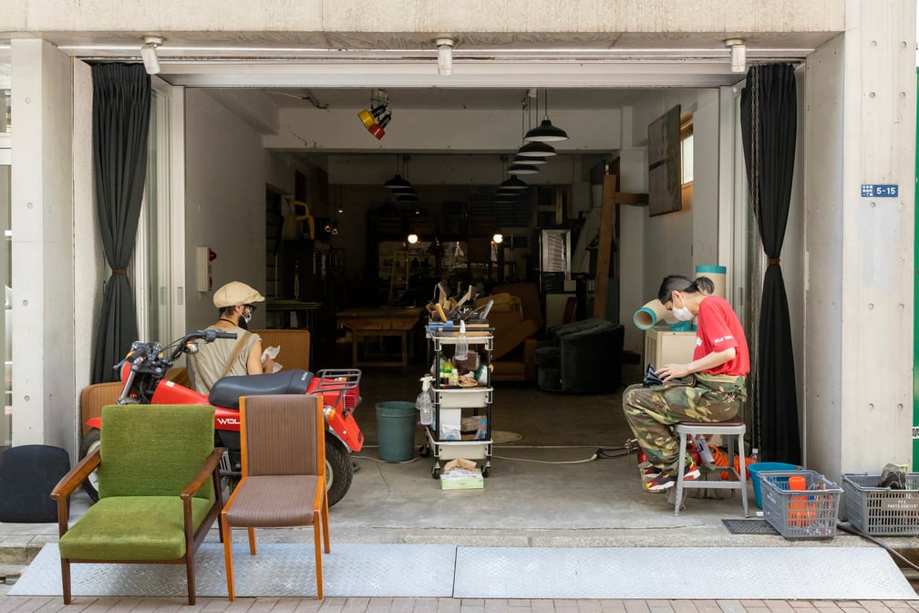 お店の前で清掃する人たち