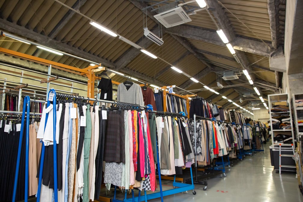 大量の服が並べられた倉庫
