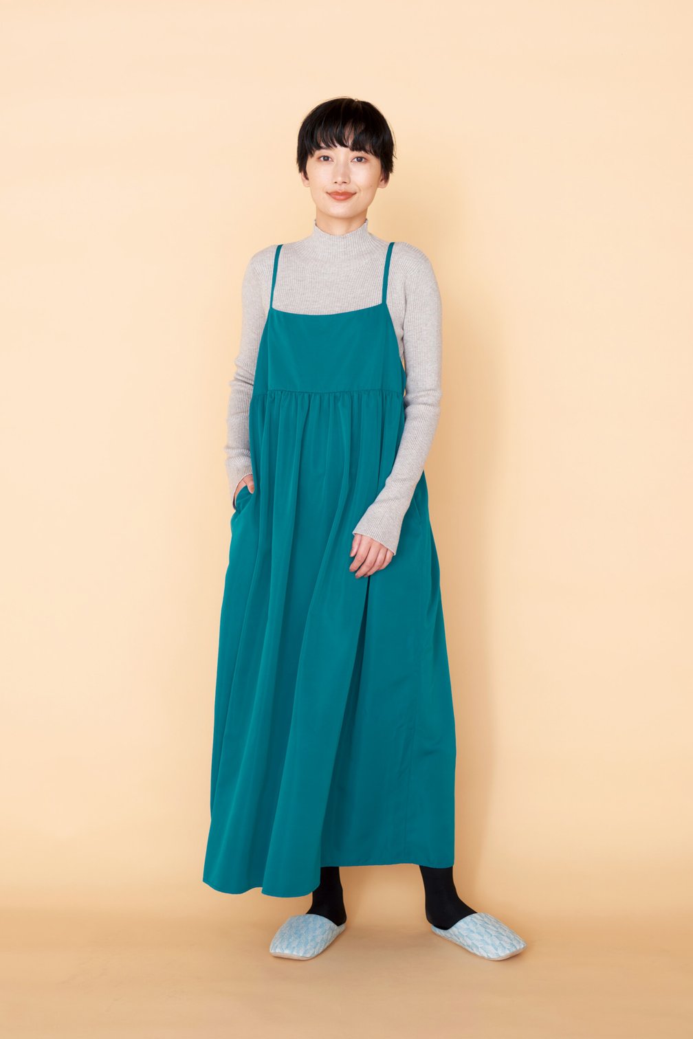 緑色のワンピースを着用した女性