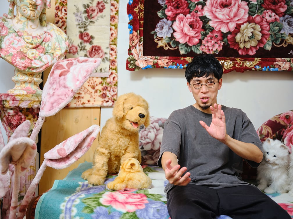 メガネをかけた男性と犬