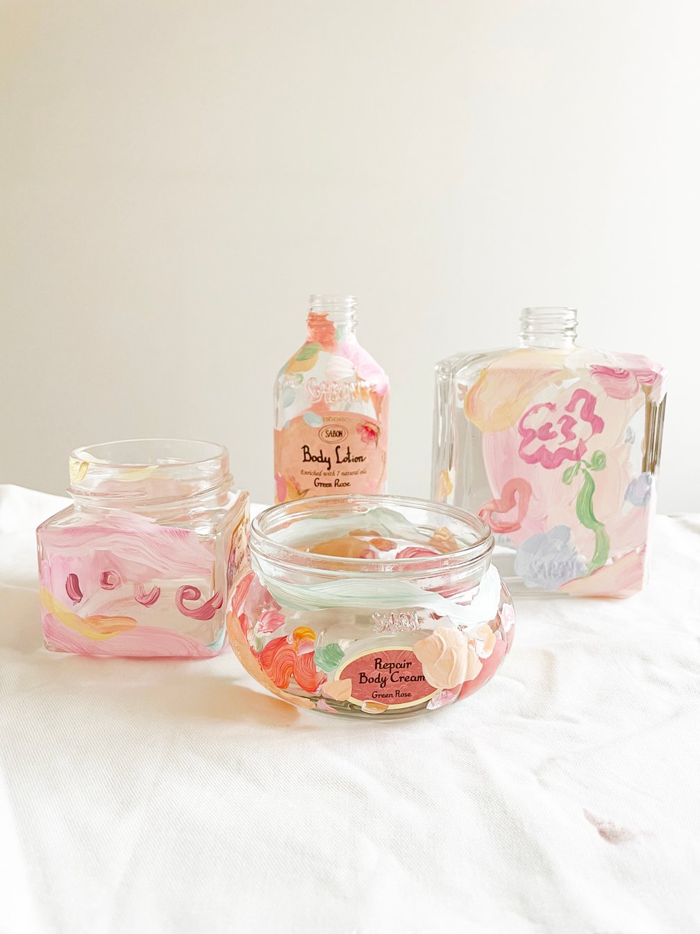 手書き風の花のイラストがデザインされた化粧品のガラス容器