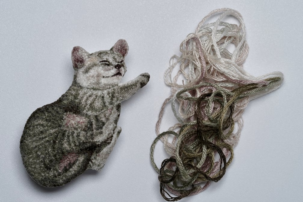 刺繍で作られた猫と糸