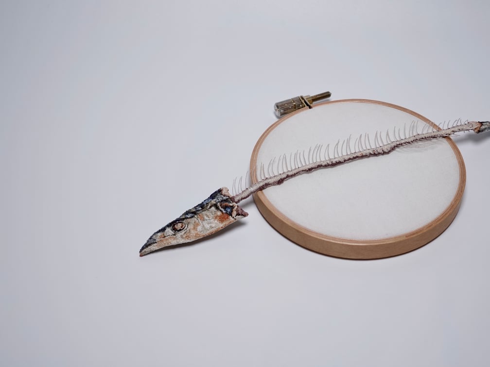 刺繍で作られた秋刀魚