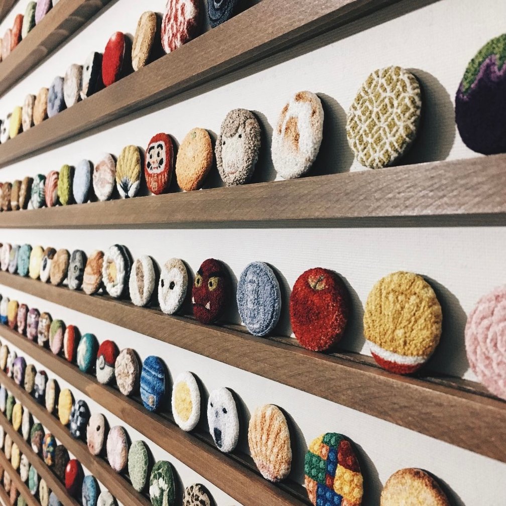 500円玉サイズの刺繍が並べられた壁