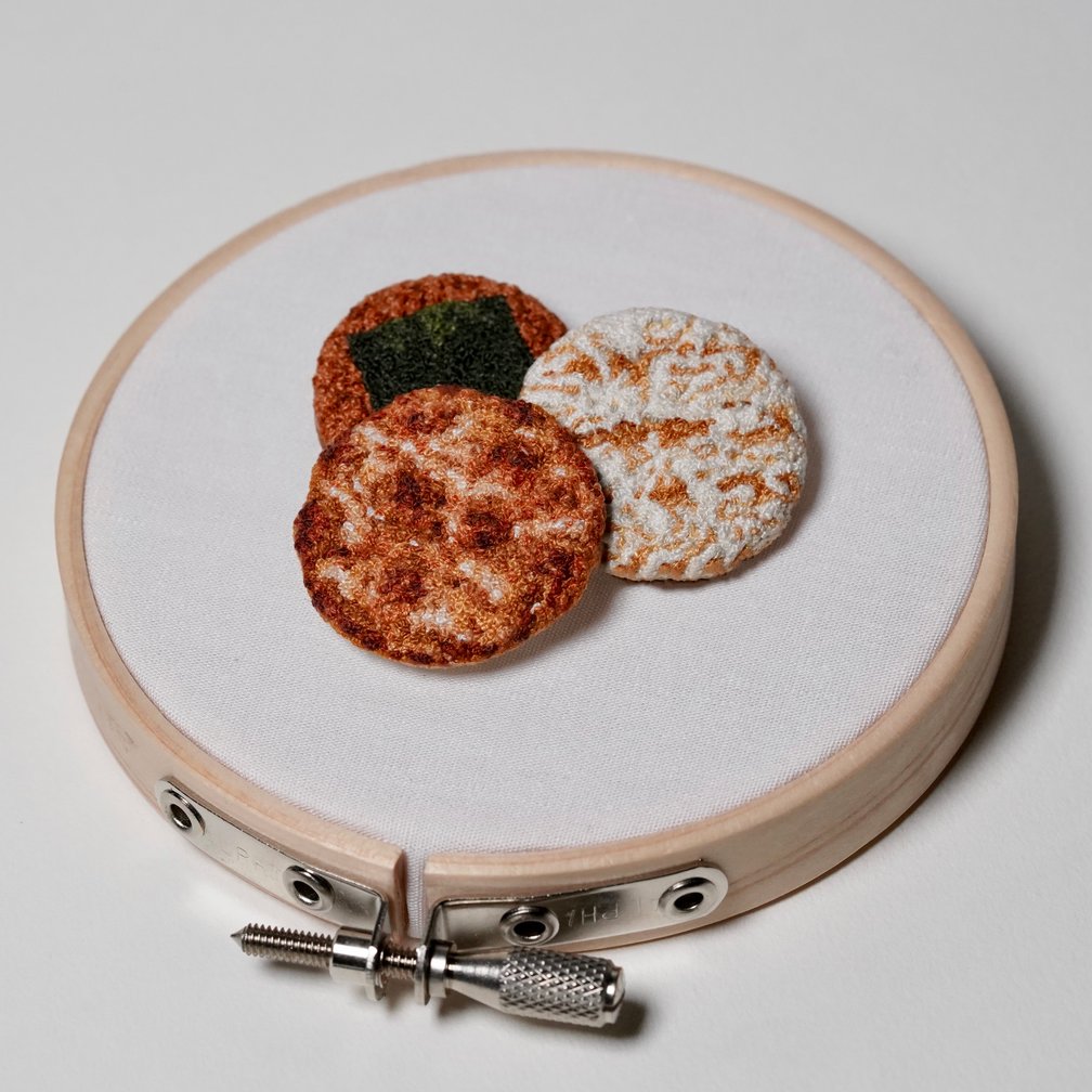 刺繍で作られたお煎餅