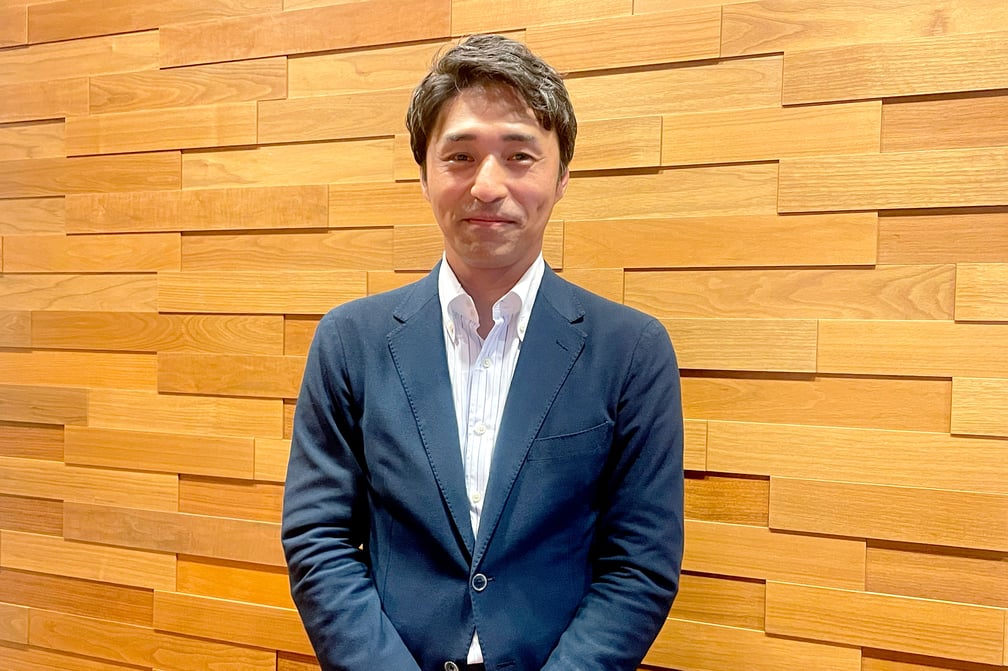 スーツを着た男性