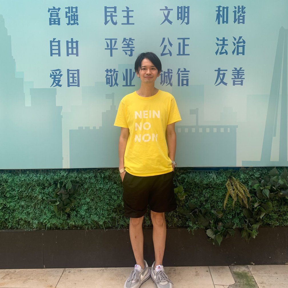 黄色いTシャツを着た佐藤氏のランニングスタイル