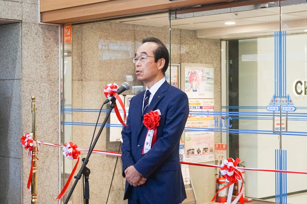 セレモニーに参加した男性