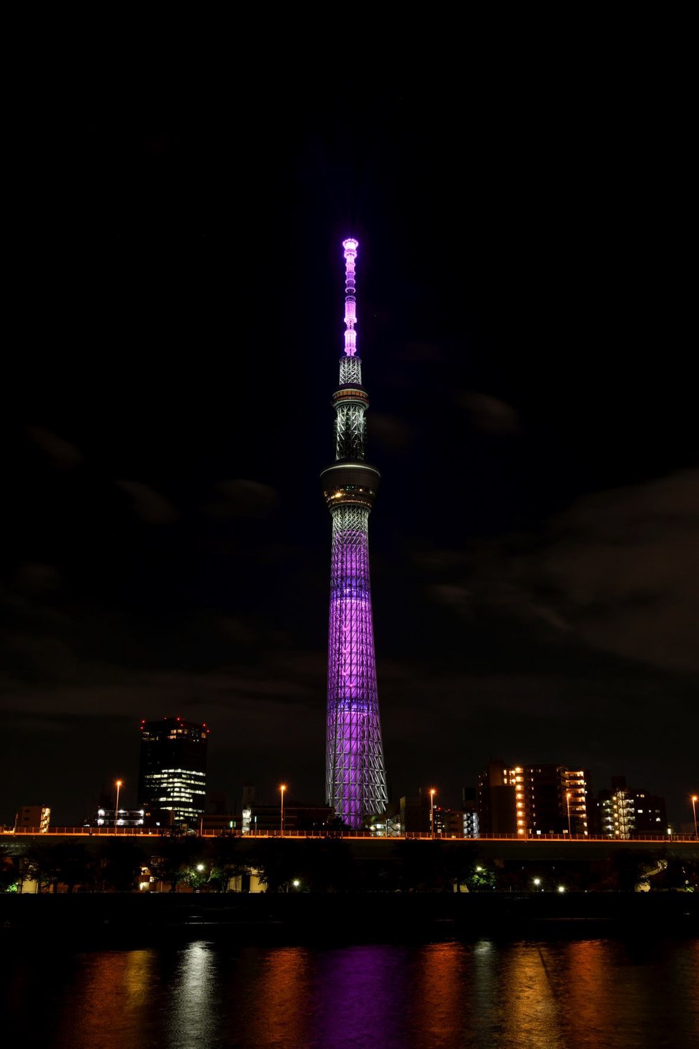 ピンクにライトアップされた東京スカイツリー