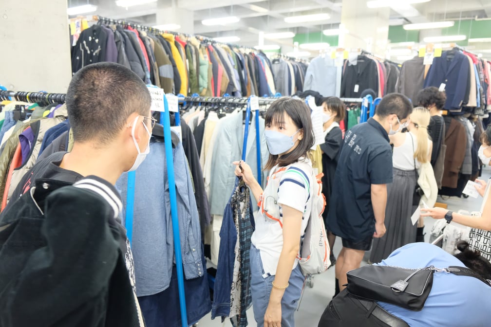 ラックが並べられた倉庫