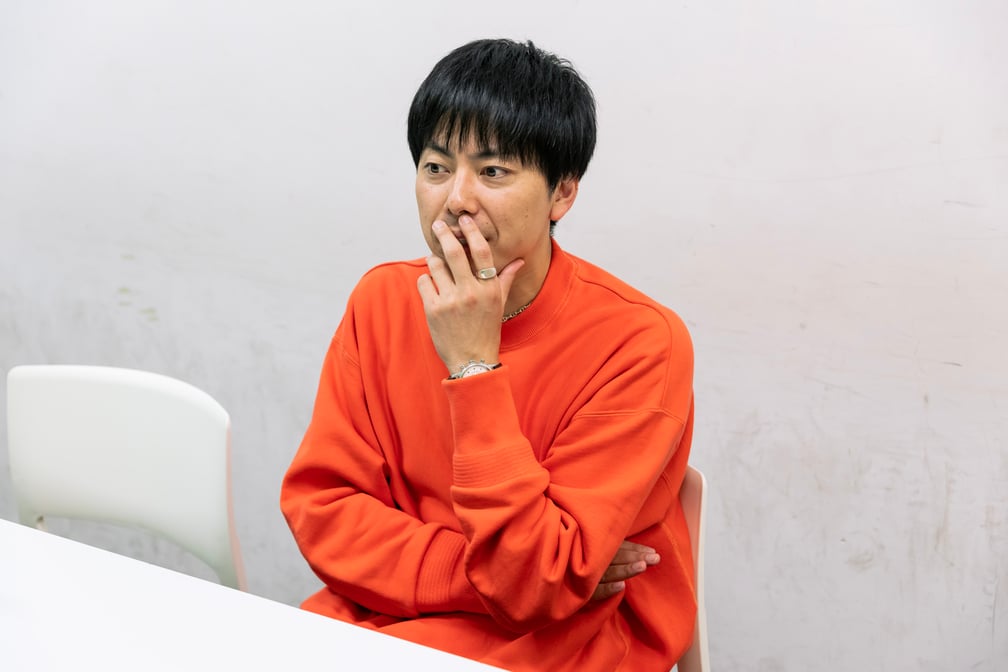 吉本興業所属のお笑い芸人、コットン西村