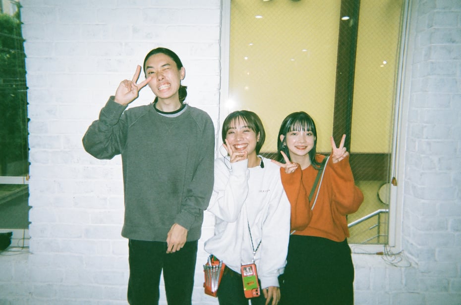 ピースをしている笑顔の男女3人
