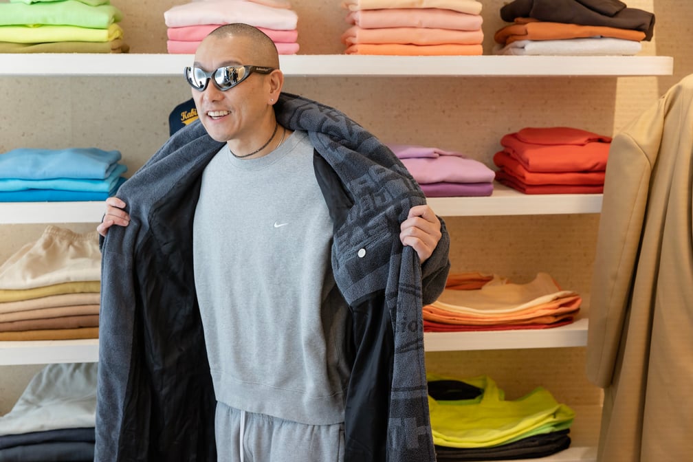 MARTINE ROSE×TOMMY JEANSのバスローブコートを着用した久保光博