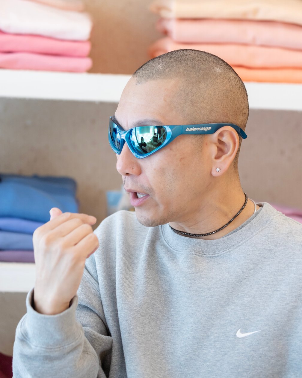 BALENCIAGAのスポーツサングラス(ブルー)を着用した久保光博