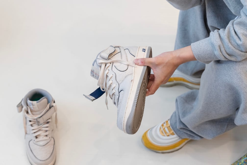 「エア フォース 1 ’07 MID LX」を手に取る久保光博