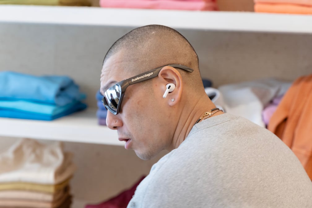 AirPods Pro(第2世代)を着用する久保光博