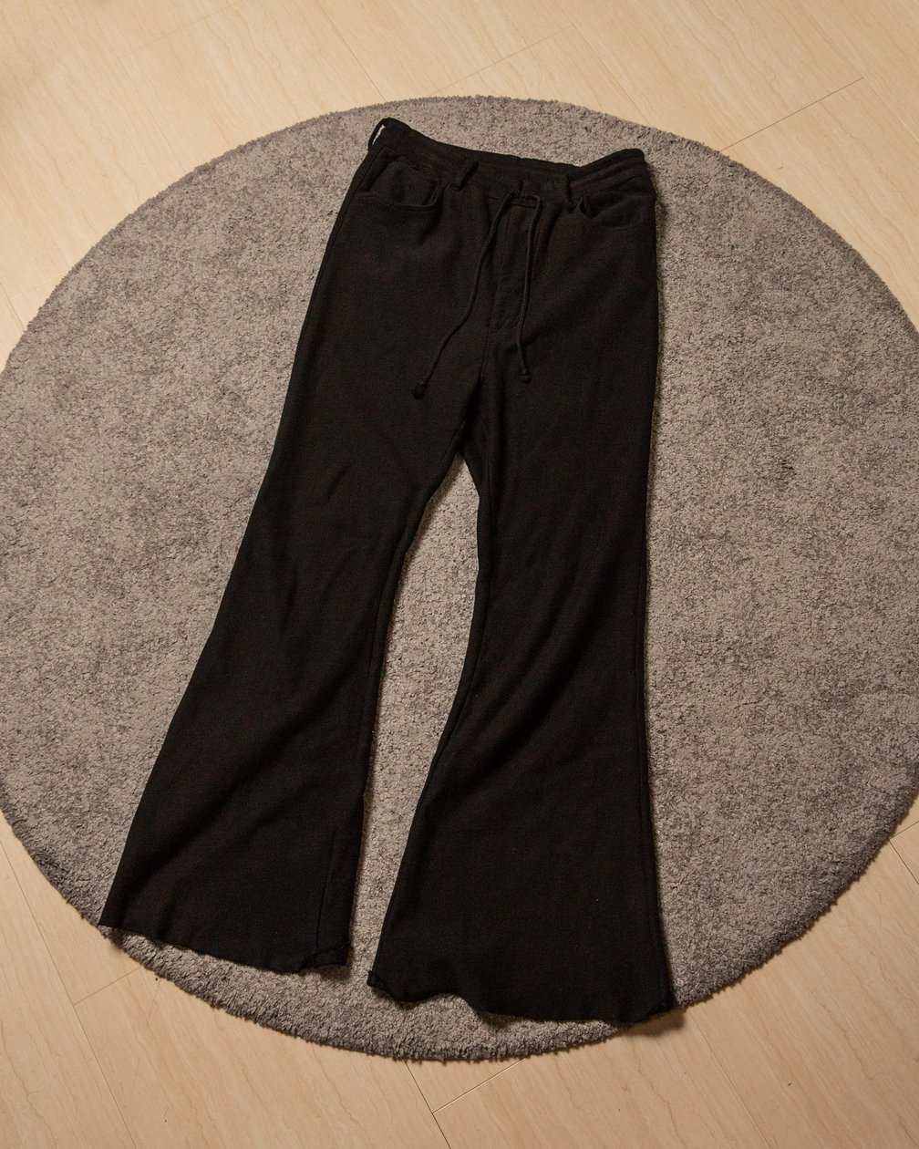 黒のフレアパンツ