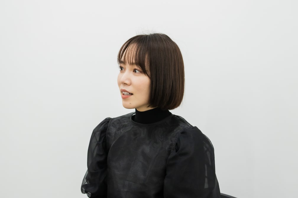 話している女性の横顔