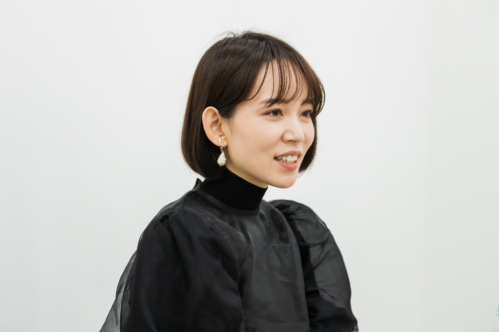 微笑みながら話している女性