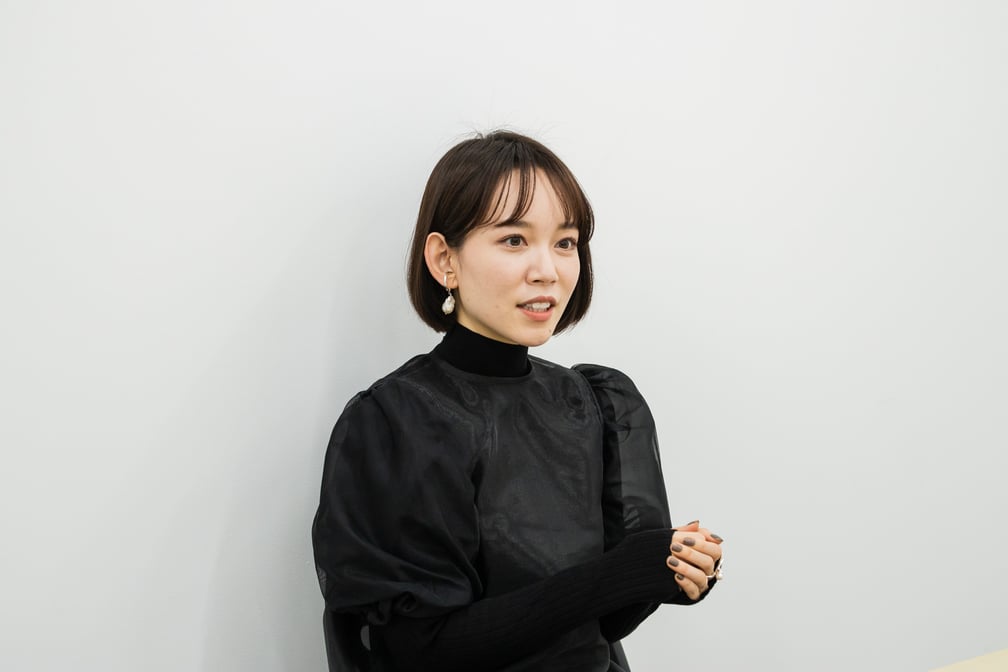 身振り手振りで説明する女性