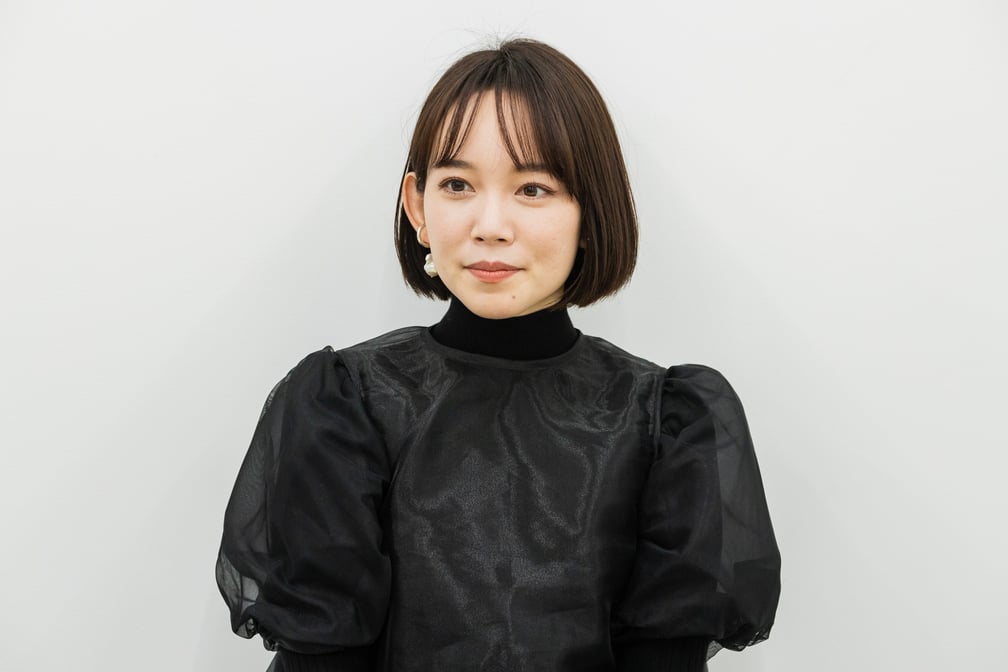 微笑みながら話している女性