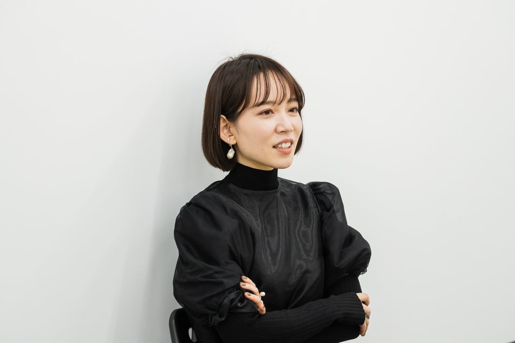 腕を組んで話している女性