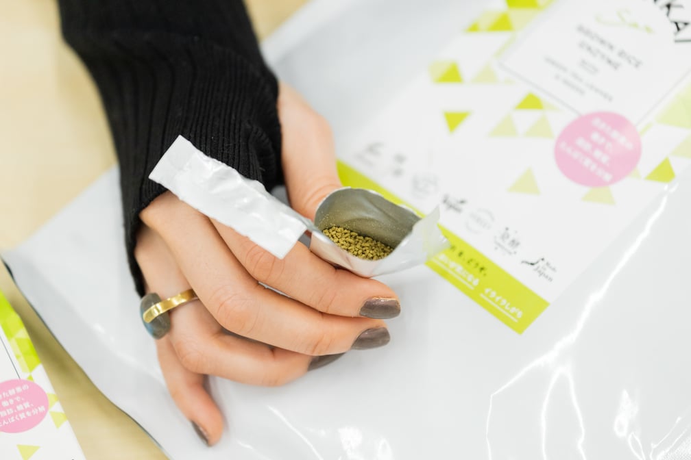 小さなアルミパウチの中に入っている顆粒状の酵素