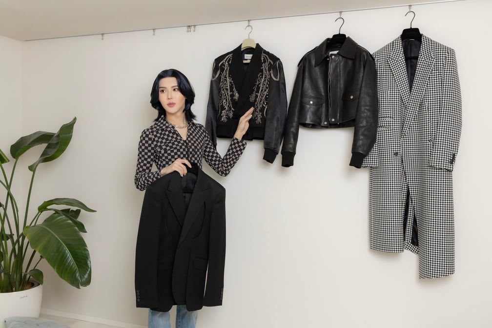 ハンガーに吊るした服を見るギュテ